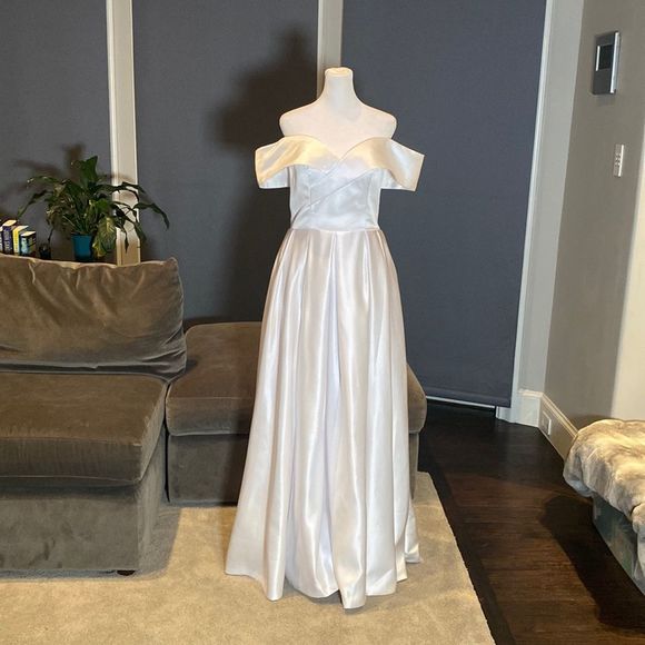 Dresses & Skirts - Women’s Beautiful White Off the Shoulder Party Wedding Dress Corset Back Size 10